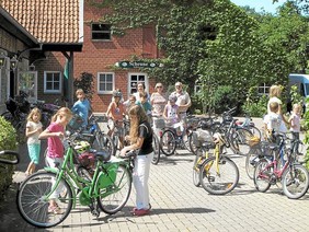 In Gruppen erkundeten die Kinder mit ihren Rädern das Umland. Foto: Anna Franger (Quelle: TB Ochtrup, 07.08.2012)